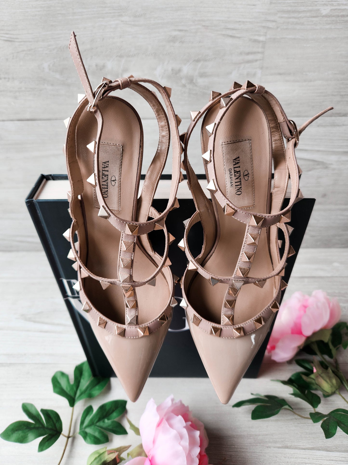 Valentino Garavani Rockstud ankle strap pumps in Nude patent leather - Size 36