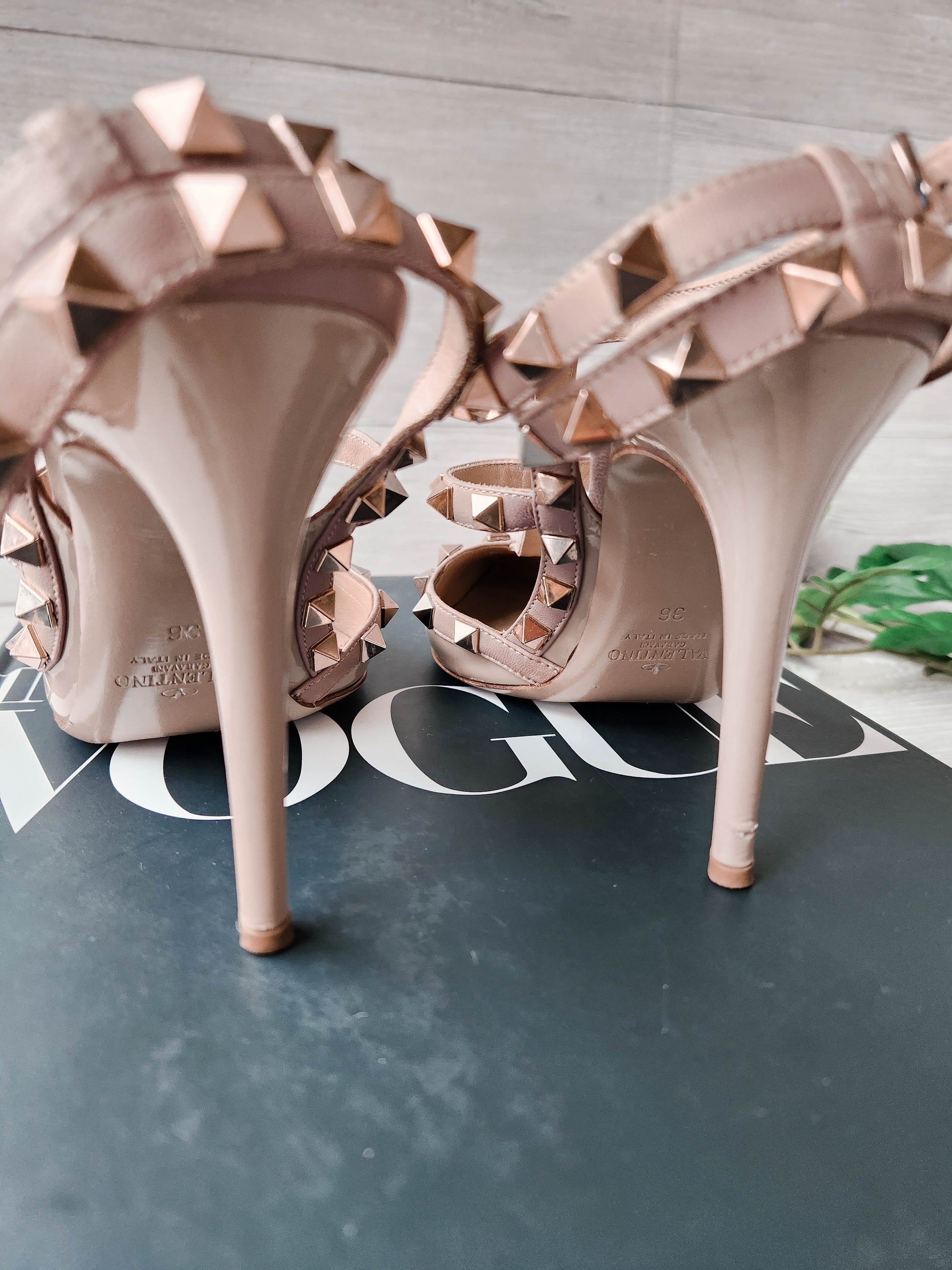 Valentino Garavani Rockstud ankle strap pumps in Nude patent