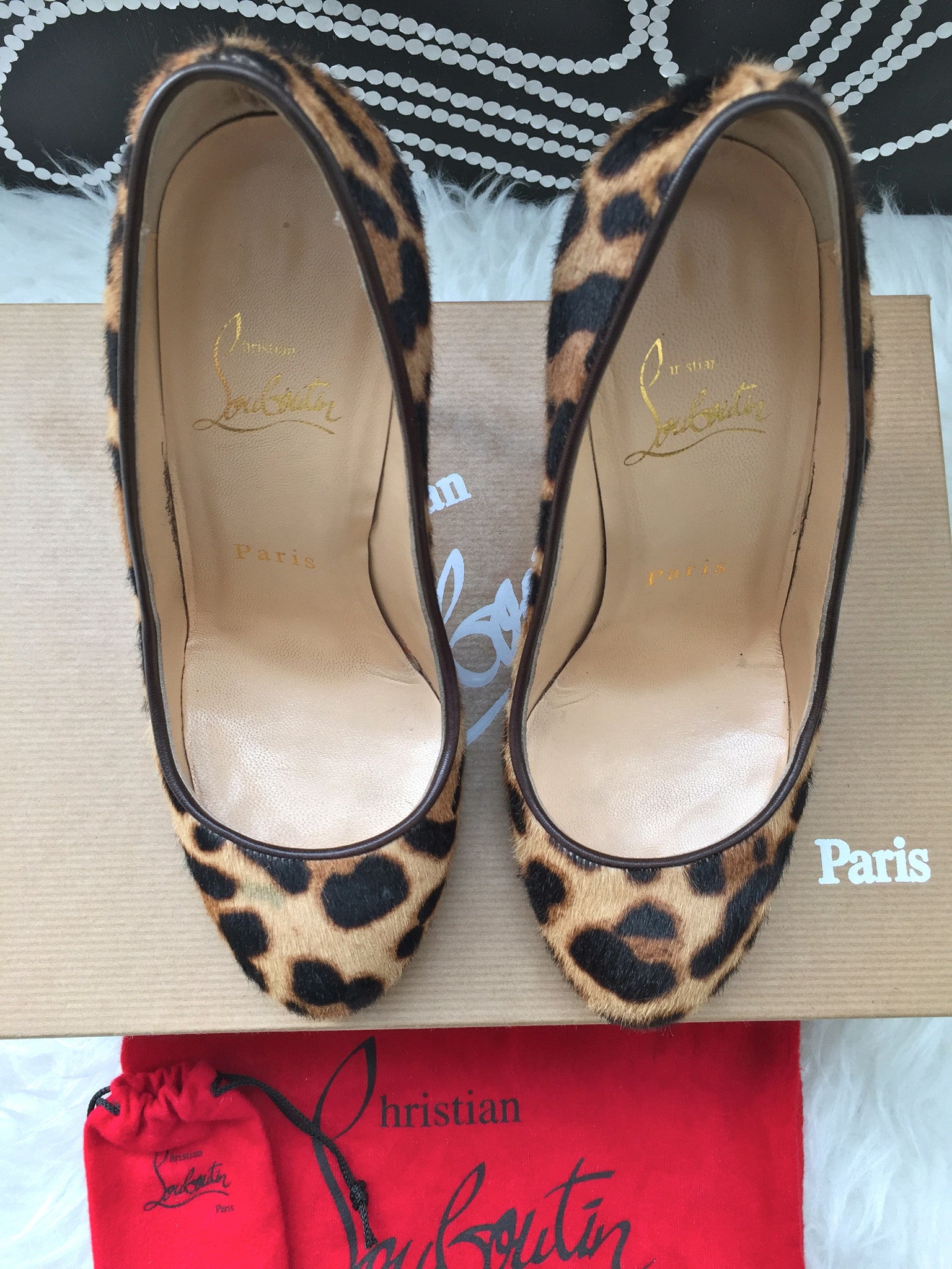 Christian Louboutin beige heel enamel pumps size 35 simple and easy to use